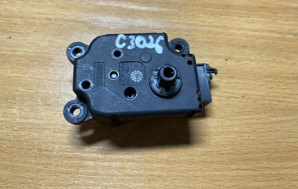 Mercedes-Benz C W203 A/C air flow flap actuator/motor A2038201642 C3026