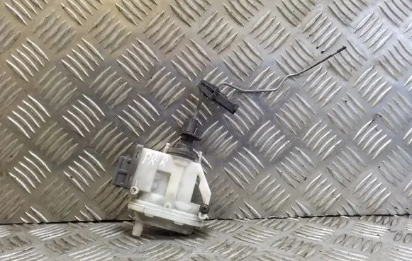 Volkswagen PASSAT B4 Central locking motor 3A0862153B