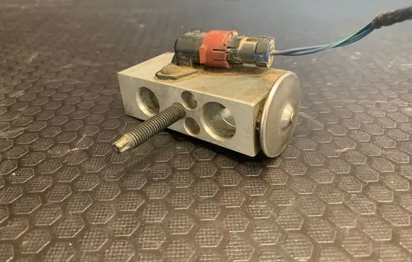 Chrysler Voyager Air conditioning (A/C) expansion valve 04885485AA