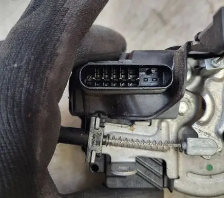 Volvo V40 Front door lock 31440392