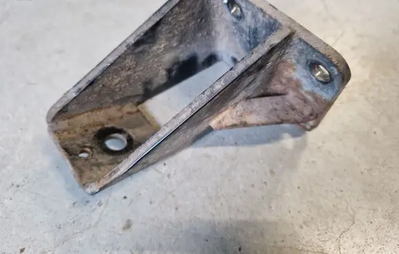 Nissan Patrol Y61 Engine mounting bracket