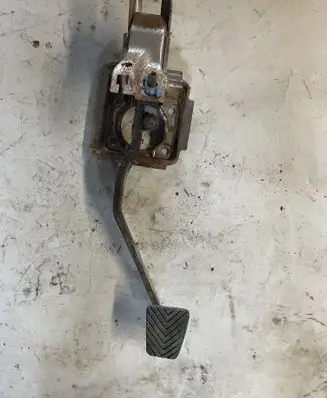 Mitsubishi L200 Brake pedal 