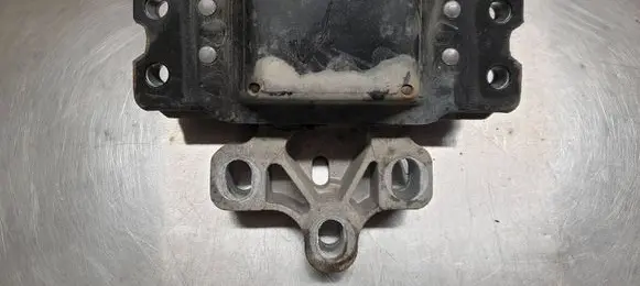 Volkswagen Tiguan Engine mount bracket 3C0199555