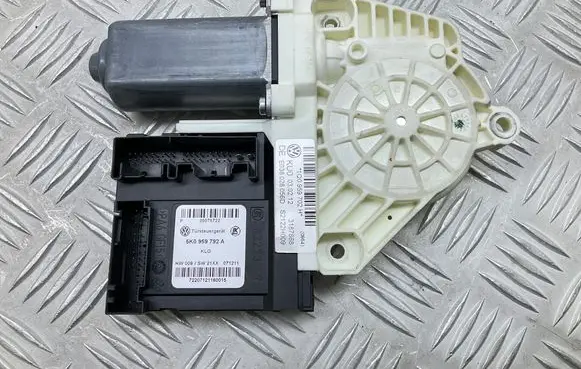 Volkswagen Eos Front door window regulator motor 1Q0959702H 5K0959792A