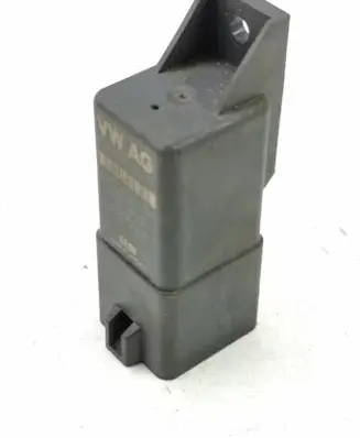 Volkswagen Golf V Glow plug pre-heat relay 038907281D 1164620 0522120504