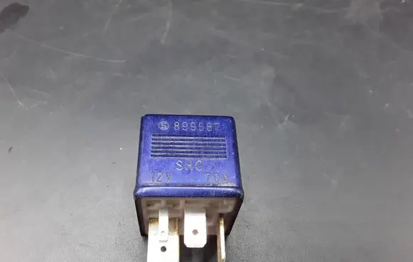 Volkswagen PASSAT B5.5 Other relay 8A0951253 899587