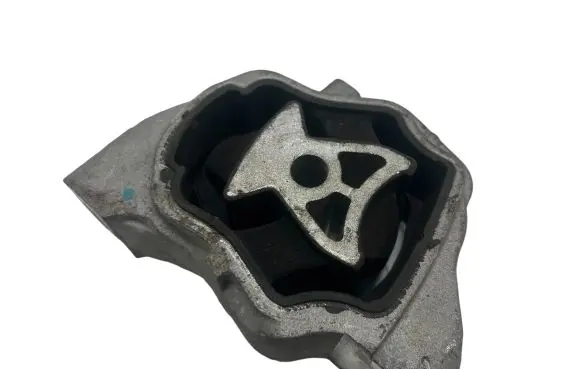 Land Rover Range Rover Evoque L538 Engine mount bracket 1R8070M18