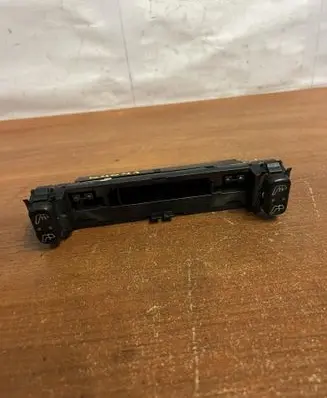 Mercedes-Benz E W210 Seat heating switch 2108200151 D4041