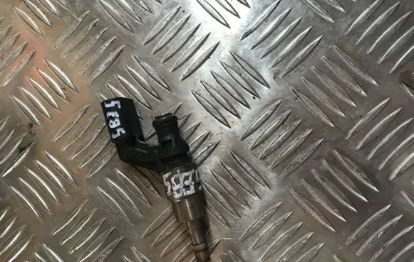 Volkswagen Golf V Fuel injector 0261500016 5835