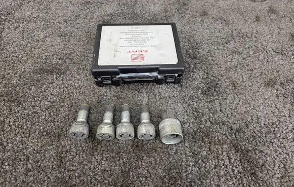 Seat Leon (5F) Anti-theft wheel nuts and lock 1P0698137