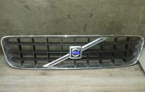 Front bumper upper radiator grill