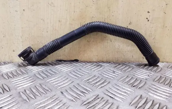 Volkswagen PASSAT B7 Breather hose/pipe 1K0129637D