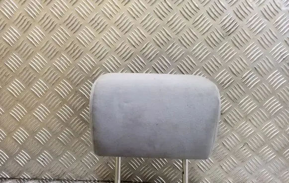Volkswagen Golf V Rear seat headrest 