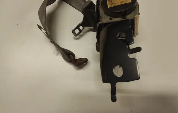 Middle seatbelt (rear)