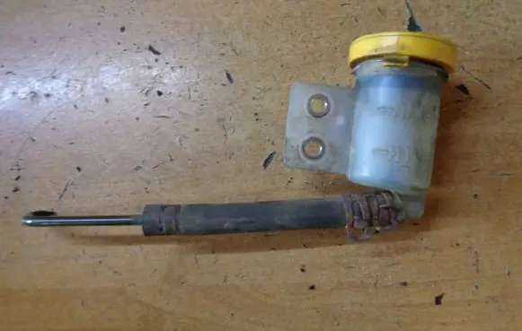 Subaru Legacy Brake fluid reservoir 