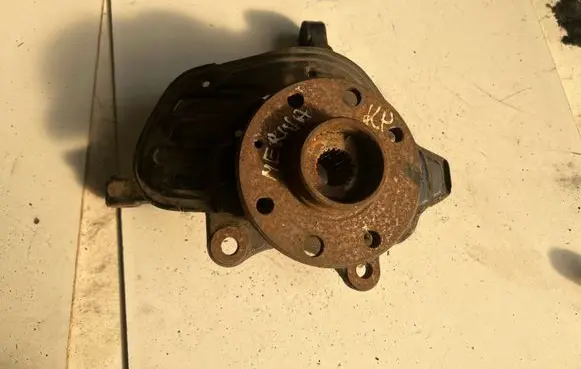 Opel Meriva A Front wheel hub spindle knuckle 93328737
