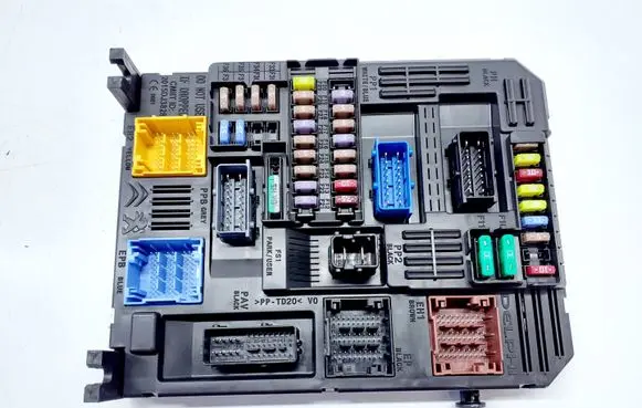 Opel Grandland X Fuse module 9832880680