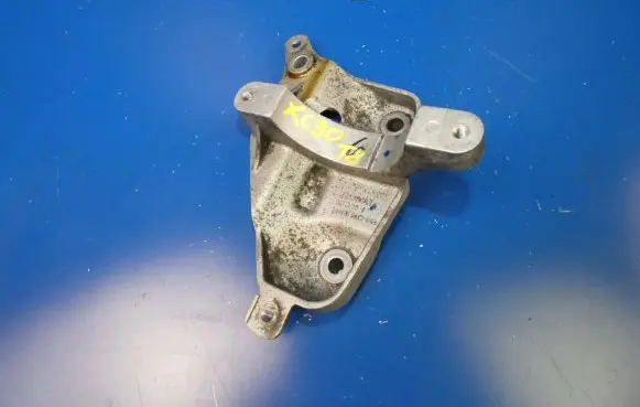 Volvo XC90 Engine mounting bracket 32138983 AD7VM