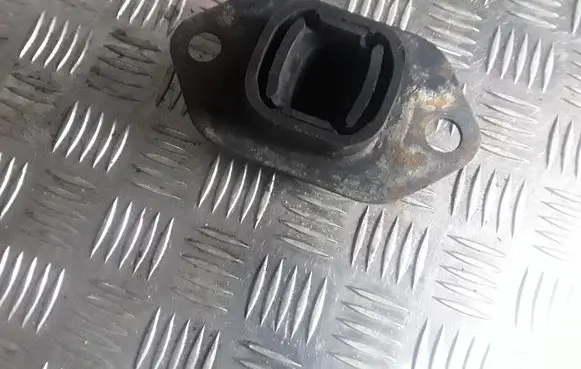 Opel Vivaro Engine mount bracket 112204BB0A