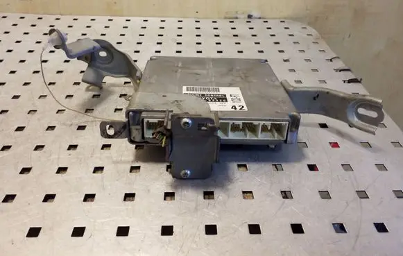 Toyota Avensis T220 Engine control unit/module 8966105420 MB1758005034