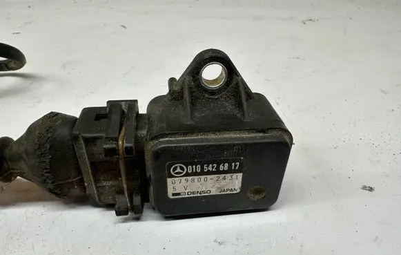 Mercedes-Benz E W124 Air pressure sensor 0105426817