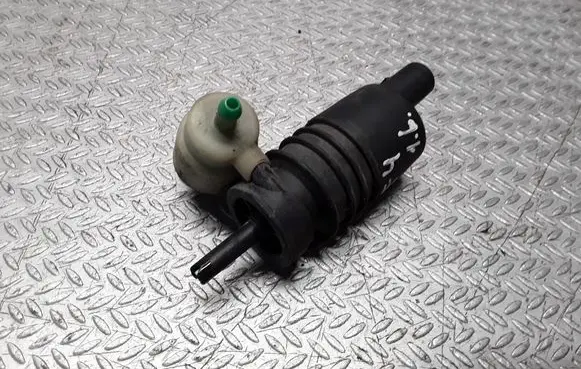 Volkswagen Golf IV Windscreen/windshield washer pump