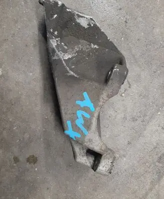Audi A4 S4 B7 8E 8H Engine mounting bracket 8E0199307A