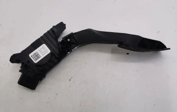 Volkswagen Tiguan Accelerator throttle pedal 5Q2723503F 6PV01062185