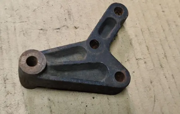 Chrysler PT Cruiser Engine mounting bracket 4668250