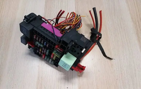 Volkswagen Polo VI Fuse module 2Q0937615A
