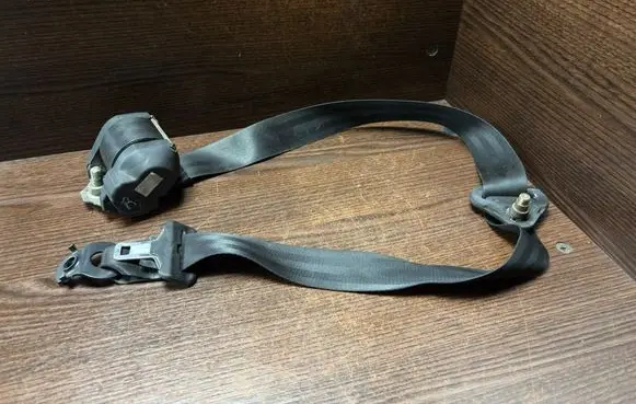 Renault Master II Front seatbelt 33042276 304738A