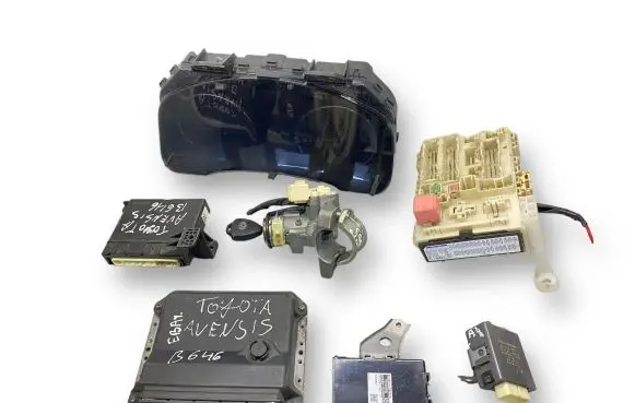 Toyota Avensis T270 Engine ECU kit and lock set MB2759000183 8966105D30 8865005251