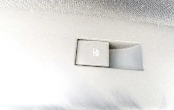 Opel Antara Electric window control switch