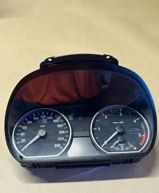 BMW 1 E81 E87 Speedometer (instrument cluster) 102495244 25811510 6983531