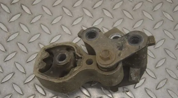 Mazda 6 Engine mount bracket