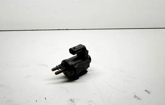 BMW 5 G30 G31 G38 Vacuum valve 8570591 70478502 17T347