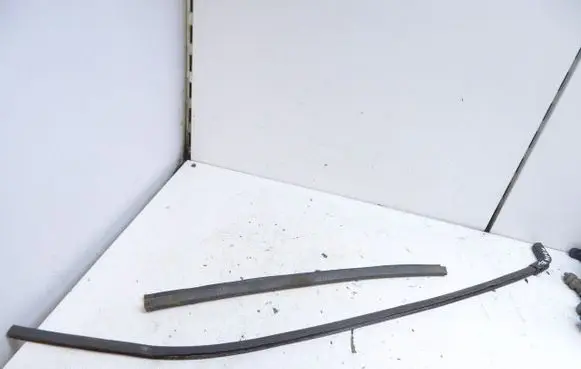 Mercedes-Benz 100 W631 Front door window/glass frame 