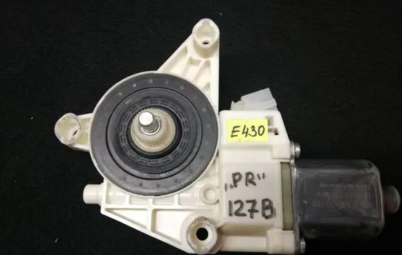 Mercedes-Benz E W212 Front door window regulator motor A2048200242