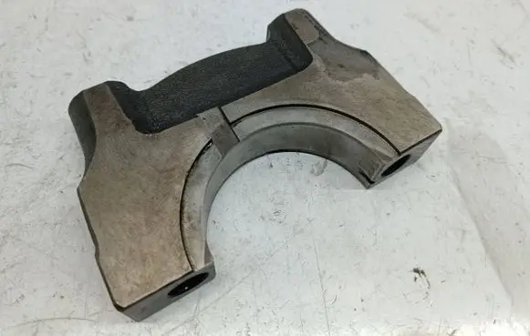 Volkswagen Touareg I Crankshaft Holder 0704