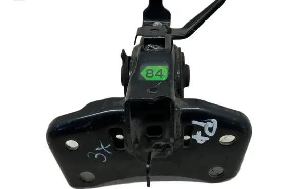 Engine mount vacuum valve