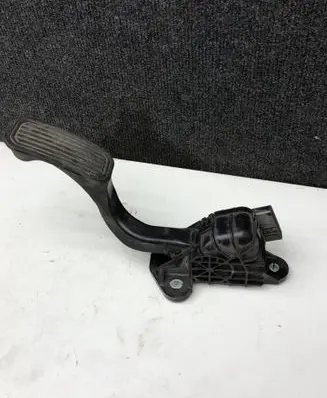 Accelerator throttle pedal