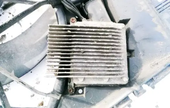 Mercedes-Benz C W203 Coolant fan relay 885001965 0631808