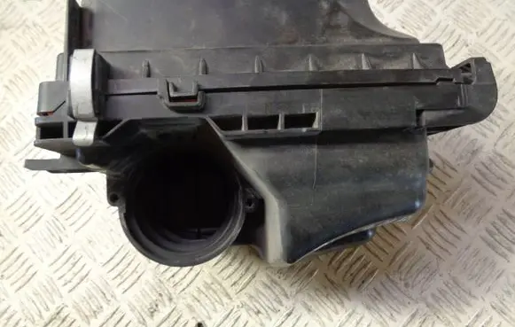 Nissan Pulsar Air filter box 
