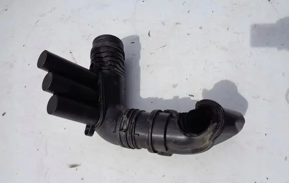 Audi Q2 - Air intake hose/pipe 04E129651C