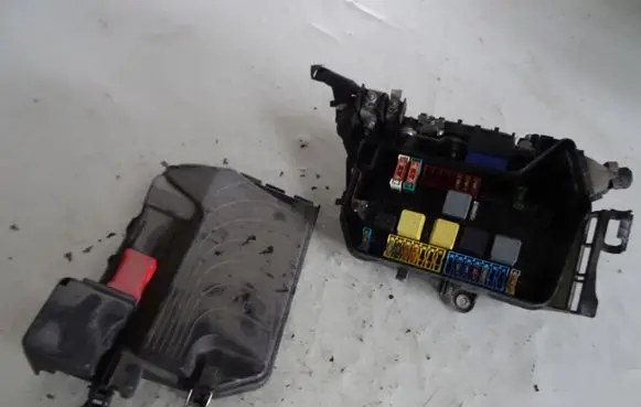 Mercedes-Benz A W176 Fuse box cover A2465400182