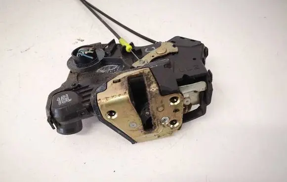 Toyota Avensis T250 Front door lock 