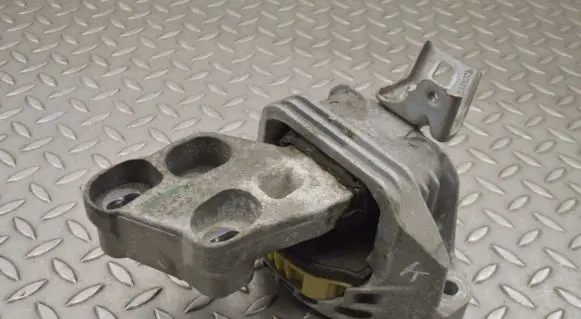 Infiniti Q30 Engine mount bracket 26023 326E23F