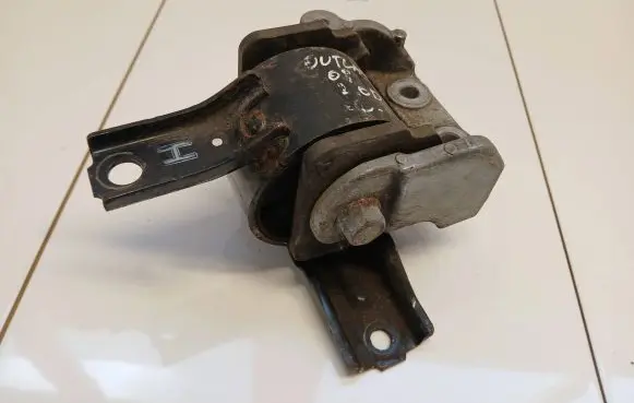 Mitsubishi Outlander Engine mount bracket
