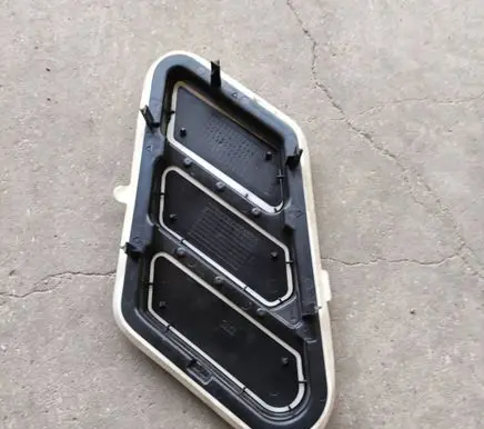 Quarter panel pressure vent