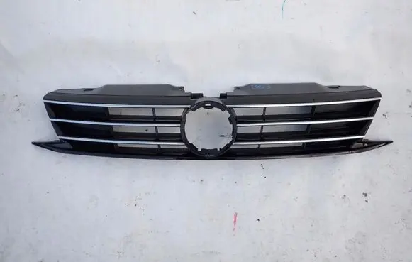 Volkswagen Jetta VI Front bumper upper radiator grill 5C6853655K